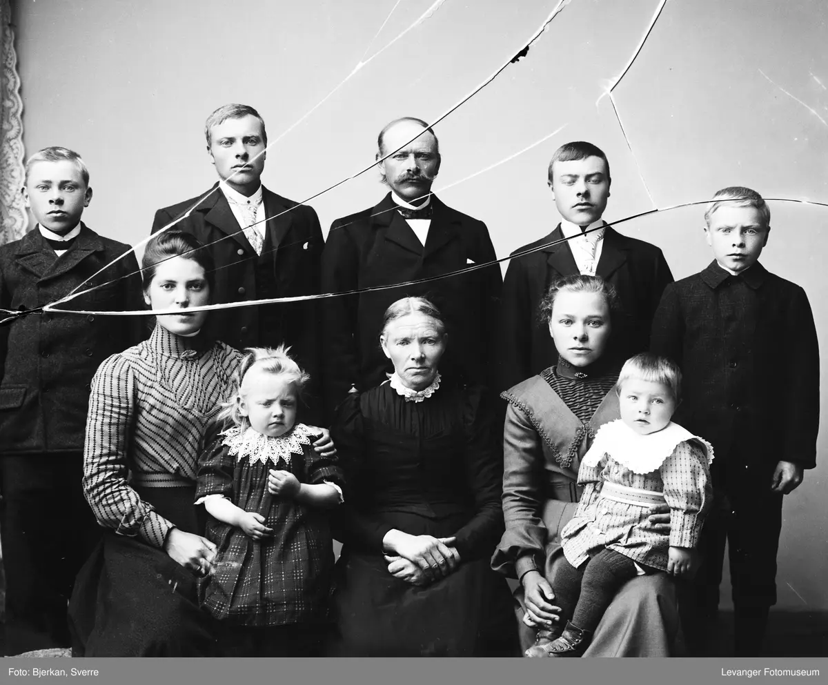 Gruppebilde av familien Granås, Frol