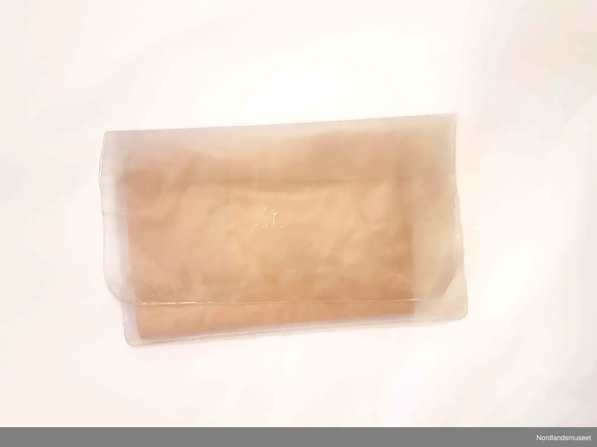 Plansje med snittmønster til lekedress til gutt og pike. Snittmønster til utklipping. Oppbevart i plastmappe.