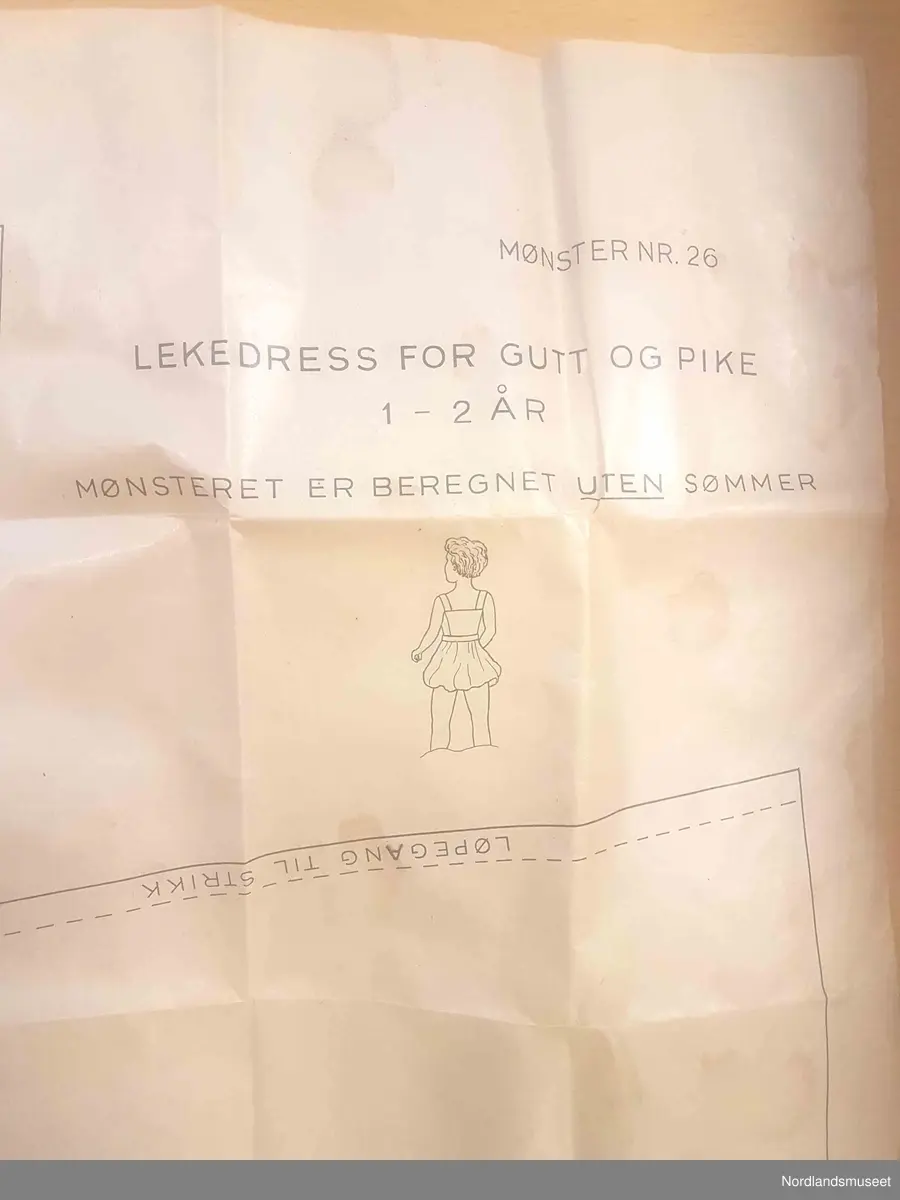 Plansje med snittmønster til lekedress til gutt og pike. Snittmønster til utklipping. Oppbevart i plastmappe.