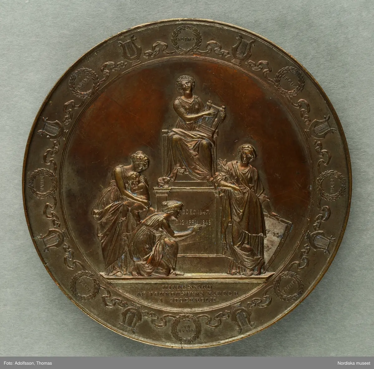 Huvudliggaren:
"Minnespenning. I brons. Öfver Jenny Lind, henne tillegnad af tonkonstens vänner i Stockholm. Jmfr. Hildebrand, B.E. 'Minnespenningar öfver enskilda svenska män och kvinnor' sid. 364, nr 5. G. af fabrikör A. Fagerberg 29/3 1876."

Med etui.
/Ingrid Frankow 2007-05-04