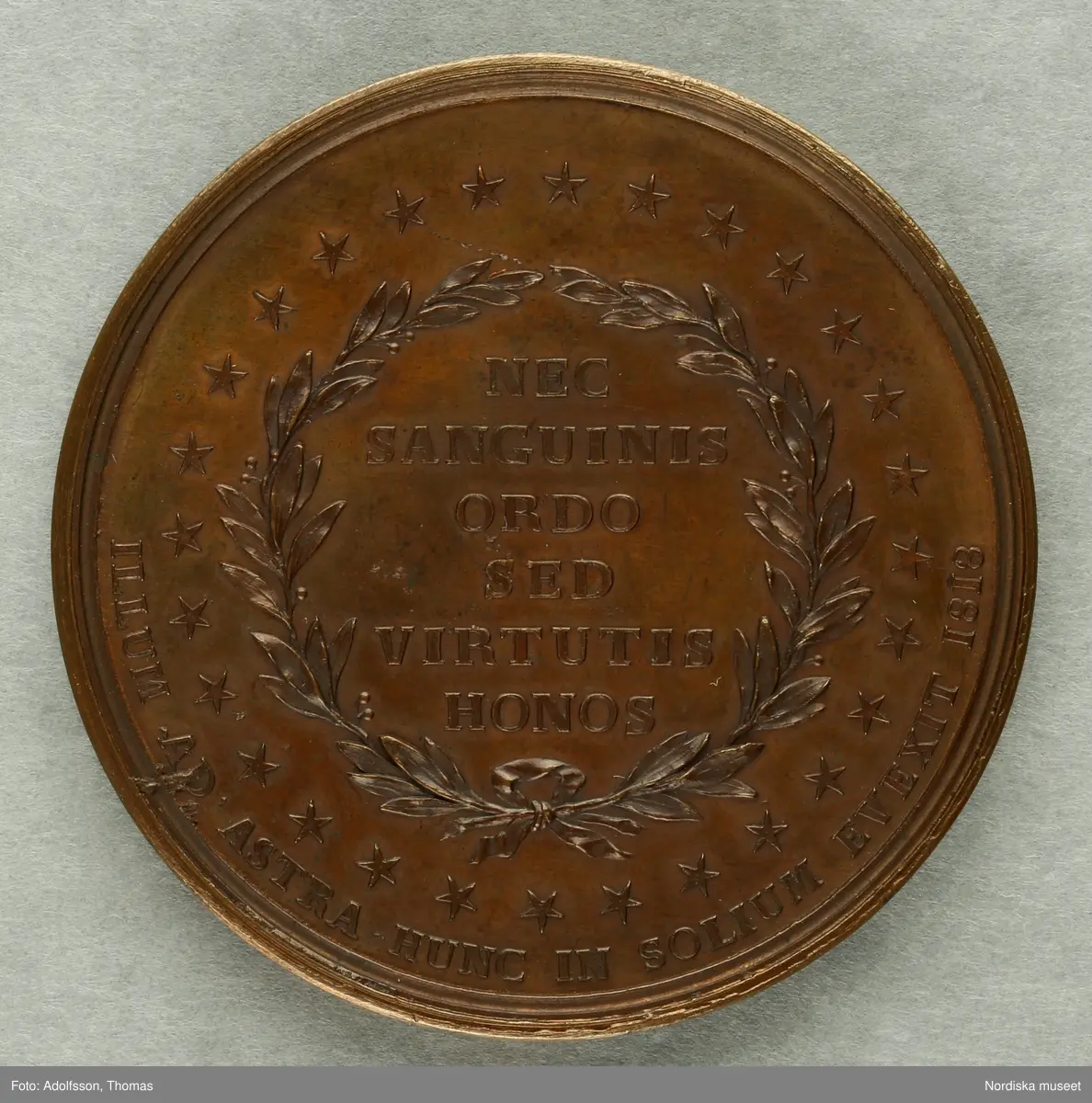 Huvudliggaren.
"2 minnespenningar.
a) I brons. Karl XIV Johan uppstigen på Sveriges och Noriges troner 5/5 1818. Åtsidan Carl XIII och Carl XIV Johans bröstbilder vända mot hvarandra, jmfr. Hildebrand, B. E. 'Sveriges och svenska konungahusets minnespenningar, praktmynt och belöningsmedaljer' del 2, sid 335, nr 22.
b) I brons. Kronprins Oscars förmälning med prinsessan Josefine af Leuchtenberg, i Stockholm den 19 juni 1823. Åtsidan: kronprinsens och kronprinsessans brösbilder förenade. Jmfr. Hildebrand, B. E. 'Sveriges och svenska konungahusets minnespenningar, praktmynt och belöningsmedaljer' del 2, sid 405 nr 7.
G. löjtnant C. V. E. Ridderstad 13/12 1876."