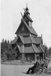 "Gols kirke paa Bygdø", stavkirke, menn i flosshatt på benk