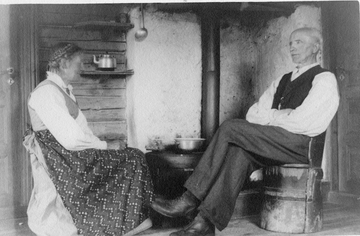 Fotosamling etter Bendik Ketilson Taraldlien (1863-1951) Fyresdal. Gårdbruker, fotograf og skogbruksmann. Fotosamlingen etter fotograf Taraldlien dokumenterer områdene Fyresdal og omegn. 
Portrett av par.