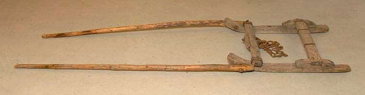Slede, drågslede (dragslede) til tømmertransport, brukt av Ingolf Dypvåg (Lindahl) i Tvedestrand kommune i Aust-Agder.  Sleden har to meier, som begge er drøyt 130 centimeter lange.  Mellom disse to meiene er det to tverrtrær som i mange tømmerkjøringsområder ville ha vært kalt "banker".  I området hvor denne sleden er hentet fra ble imidlertid det fremste tverrtreet kalt en "kjeip".  Kjeipen er festet til meiene ved hjelp av jernbolter, en i hver meie.  På oversida av denne kjeipen er disse boltene ført gjennom et jernbeslag og låst fast ved hjelp av en jernsplitt.  Midt foran på kjeipen er det påspikret et forsterkningsbord.  Gjennom dette bordet er det tappet inn en jernakse med festering til drågene.  På denne sleden er det seks dråg, kjettingstumper til å feste tømmeret med. Hvert dråg har et kuleledd, to kjettinglekker oug en festekrok.  På nakken av disse festekrokene er det slagmerker ("skjegg"¤) etter pigghammeren som ble brukt under tømmerkjøringa.  

50-55 centimeter bak keipen er det ytterligere en tverrbank.  Denne banken er felt ned i to treklosser som er fastspikret på sledemeiene. Banken er festet med to treplugger i hver ende.  For å redusere skadevirkningene av sprekkdannelser i den bakre banken, er den forsterket ved hjelp av circa 2 centimeter brede jernband. 

Sleden trekkes ved hjelp av enkle drag, som er hengslet til forenden av sledemeiene ved hjelp av jernbolter.  Disse boltene er låst fast ved hjelp av små jernsplitter på innsida av sledemeiene.  I forenden av dragene er det utspart enkle, rektangulære dråtthull uten jernbeslag. For å redusere faren for oppsprekking foran disse dråttene er treverket her forsterket med ei nedsenket ståltrådsurring. Det ser ut til at dragarmene/skjækene er av nyere dato enn selve dragsleden.