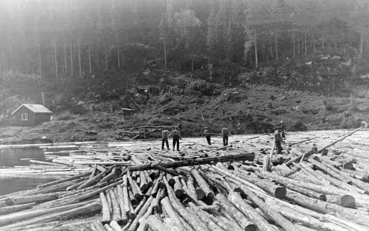 Dette fotografiet ble registrert inn i Norsk skogmuseums samling med teksten «Første og siste uhell ved Kykkelsrud». Her refereres det sannsynligvis til en sammenstuving av fløtingsvirke ved den stivlensa som var trukket skrått over kraftverksdammen mot den nye tømmerrenna ved vestre elvebredd, som skulle føre fløtingsvirket uskadd forbi dammen. Denne tømmerhaugen ble åpenbart en propp som måtte fjernes. På dette fotografiet gikk seks karer på tømmeret med haker, som de brukte til å løsne stokkene og få dem til å flyte videre mot den nevnte renna. Fotografiet ble tatt 6. juni i 1942.