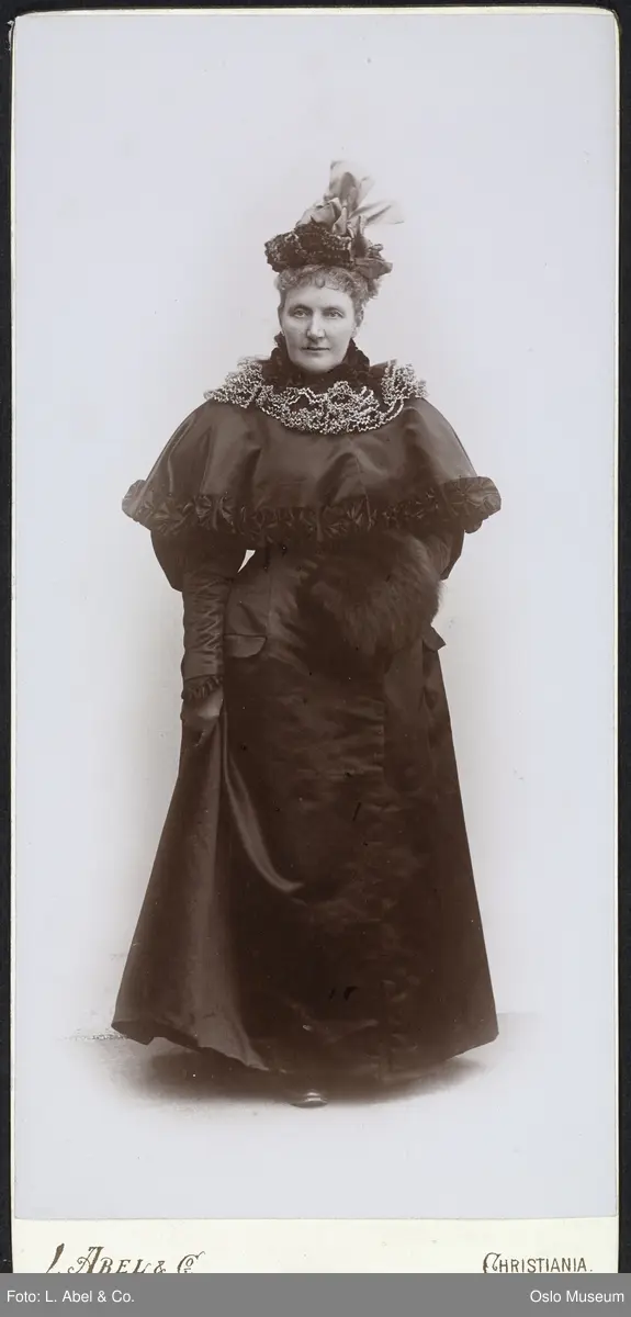 portrett, kvinne, stående helfigur, cape, muffe, hatt