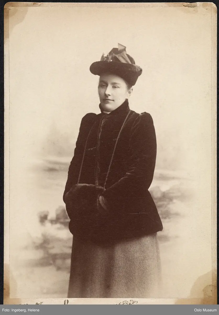portrett, kvinne, stående knefigur, hatt, muffe