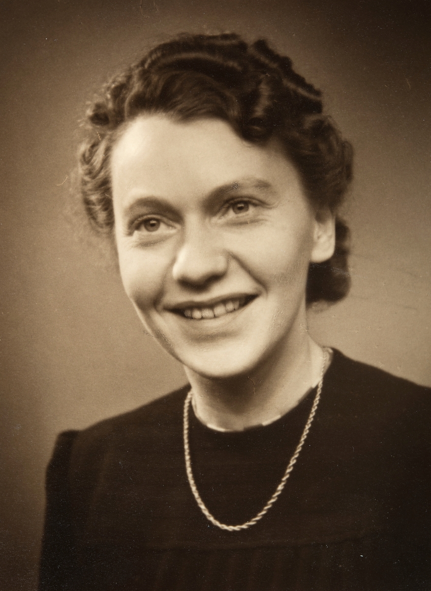 Unn Nysæth, g. Sjølie. Født 02.04.1906 i Kristiania- d. 17.12.1997. Tok  lærerskole 1928 og Statens lærerinneskole i husstell på Stabekk 1933. Lærer i heimkunnskap, vikar ved Hamar Folkeskole fra 1930. Ansatt ved Hamar Folkeskole 1936-39. Flyttet til Aker og endte opp på Bekkelaget skole.