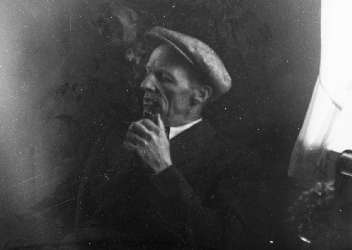 Aksel Myhre 01.10.1906-26.05.1987. Portrett, røyker pipe.. Bodde i Nordli,  nåværende Tanndalsvegen 12, Ottestad.