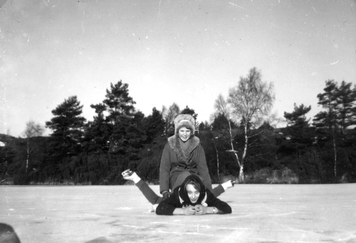 Birgitta och Christina åker skridskor men ligger nu på Färås tjärn/Bergsjöns is i Kållered år 1961.