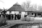 Museimannaföreningen dricker vatten vid hälsobrunnen i Sätra brunn.