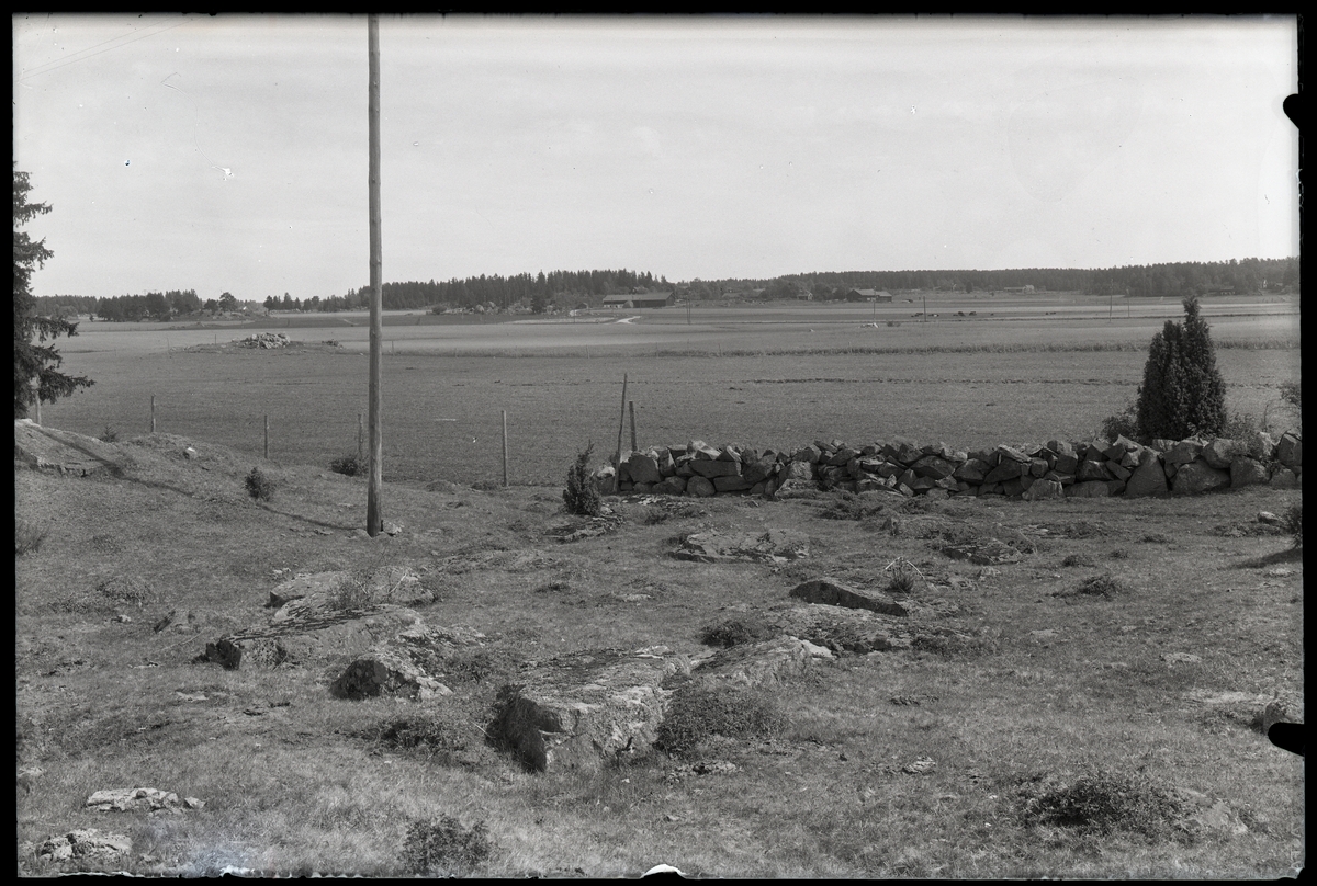 Gravfält, från väster, Årby, Svedvi sn, RAÄ fornlämning 192:1.