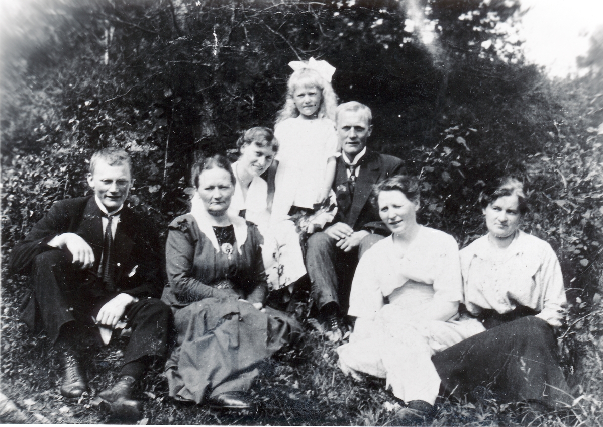 Fru Dahl med familie. Fotografert ute i Torsken 1910.