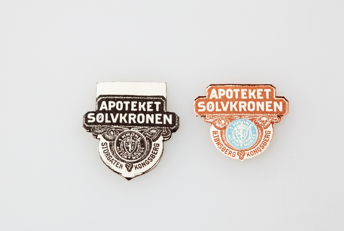 Etikettsamling fra mange ulike apotek fra hele landet sortert etter årstall på 8 tosidige ark av type brukt til frimerkesamling.
Selger har lagt inn årstall for trykking av etikettene på små hvite lapper.