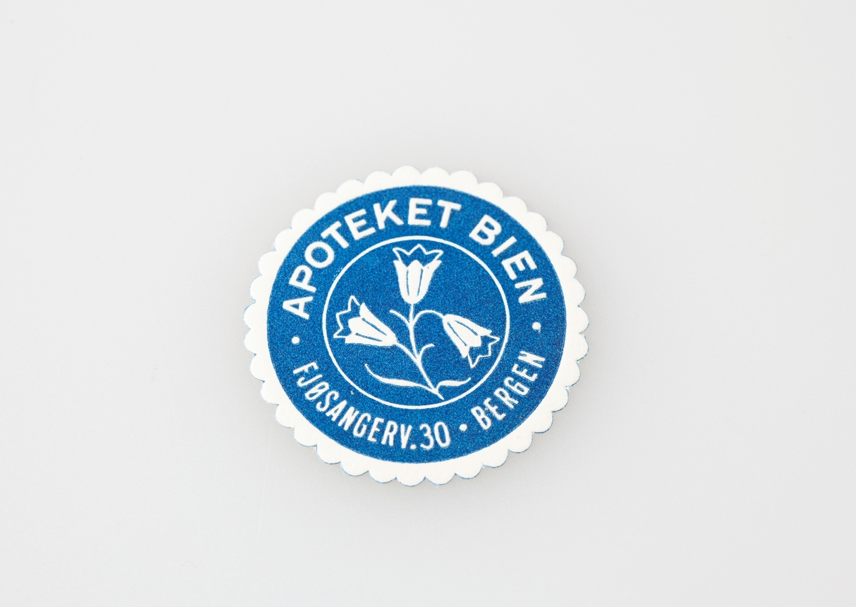 Etikettsamling fra mange ulike apotek fra hele landet sortert etter årstall på 8 tosidige ark av type brukt til frimerkesamling.
Selger har lagt inn årstall for trykking av etikettene på små hvite lapper.