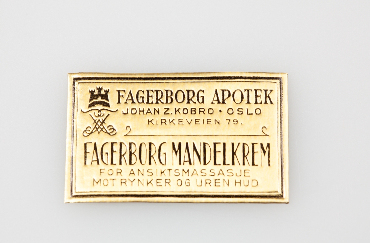 Etikettsamling fra mange ulike apotek fra hele landet sortert etter årstall på 8 tosidige ark av type brukt til frimerkesamling.
Selger har lagt inn årstall for trykking av etikettene på små hvite lapper.