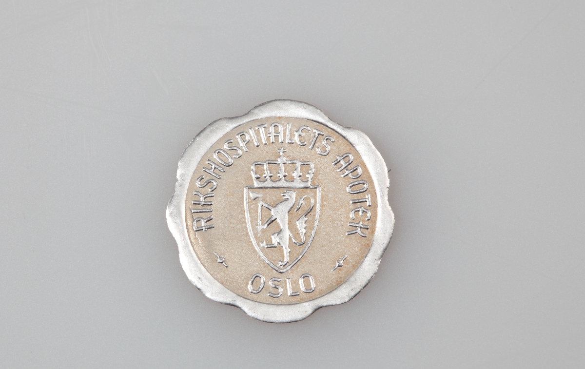 Etikettsamling fra mange ulike apotek fra hele landet sortert etter årstall på 8 tosidige ark av type brukt til frimerkesamling.
Selger har lagt inn årstall for trykking av etikettene på små hvite lapper.