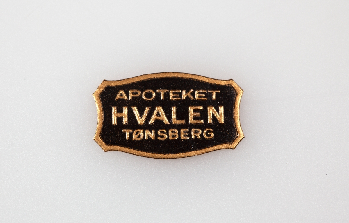Etikettsamling fra mange ulike apotek fra hele landet sortert etter årstall på 8 tosidige ark av type brukt til frimerkesamling.
Selger har lagt inn årstall for trykking av etikettene på små hvite lapper.
