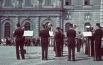 Musikkår på borggården på Stockholms slott.