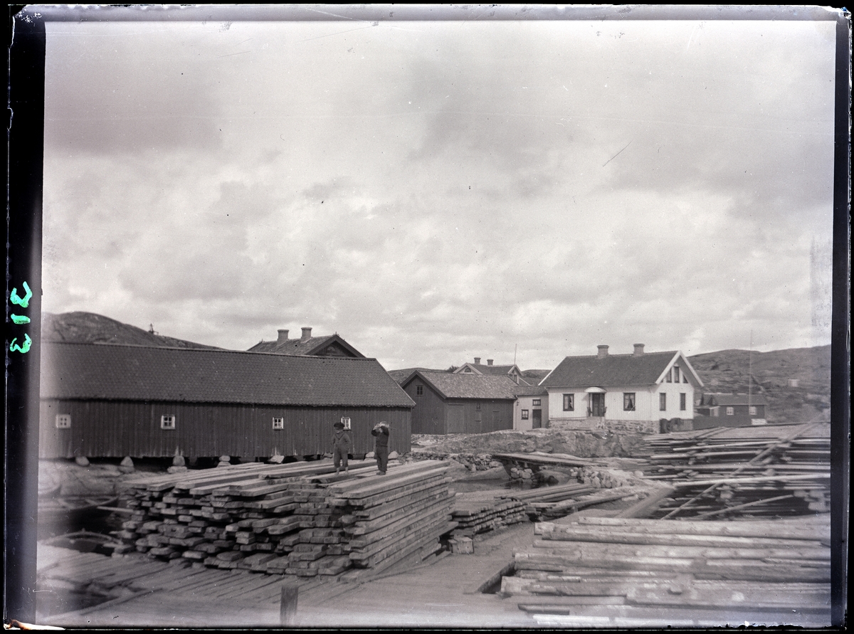 Träupplag på ångbåtsbryggan Mollösund.