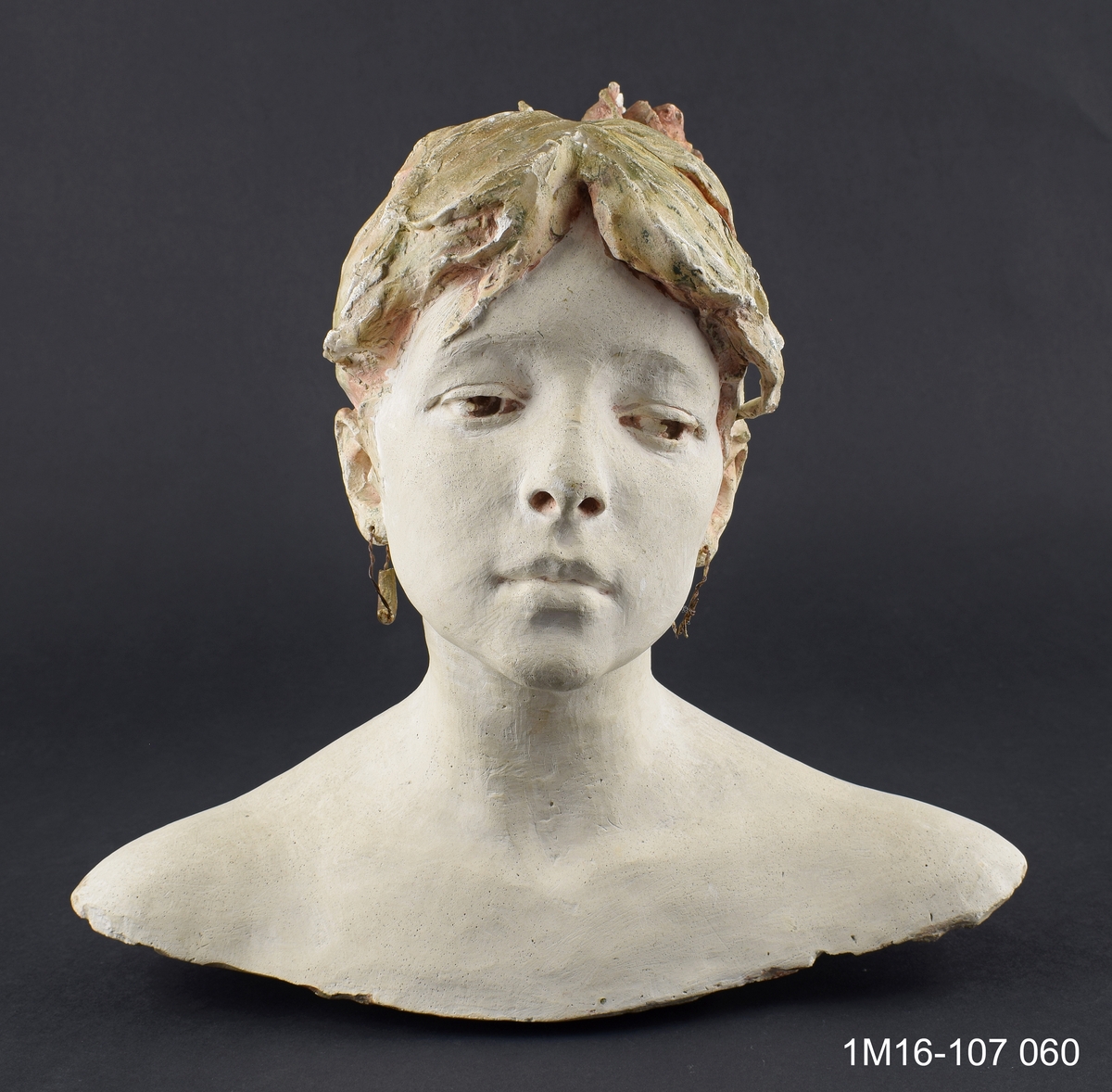 Skulptur av Agnes de Frumerie. Tillverkad 1889. Skulptur märkt "Agnes Kjellberg".