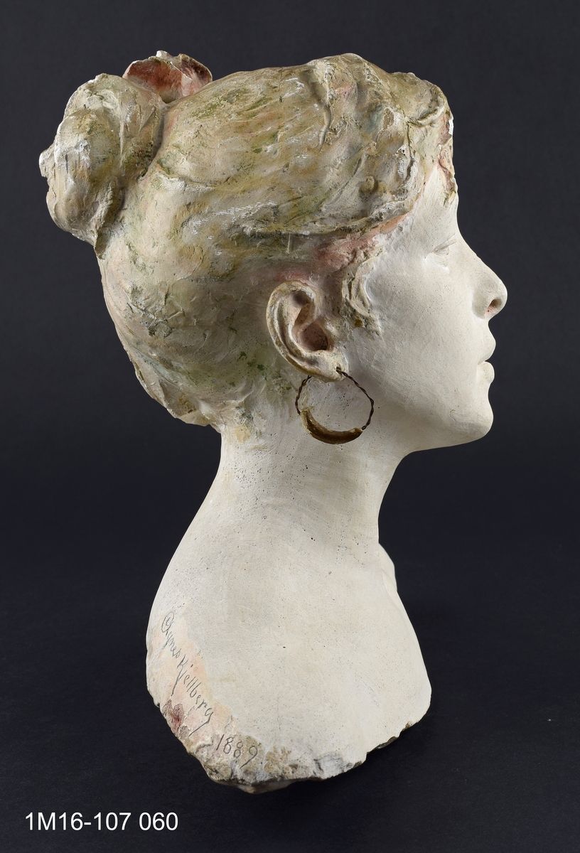 Skulptur av Agnes de Frumerie. Tillverkad 1889. Skulptur märkt "Agnes Kjellberg".