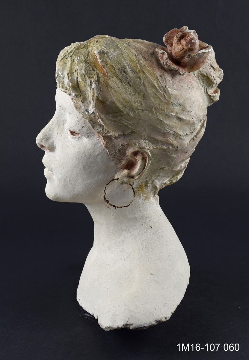 Skulptur av Agnes de Frumerie. Tillverkad 1889. Skulptur märkt "Agnes Kjellberg".