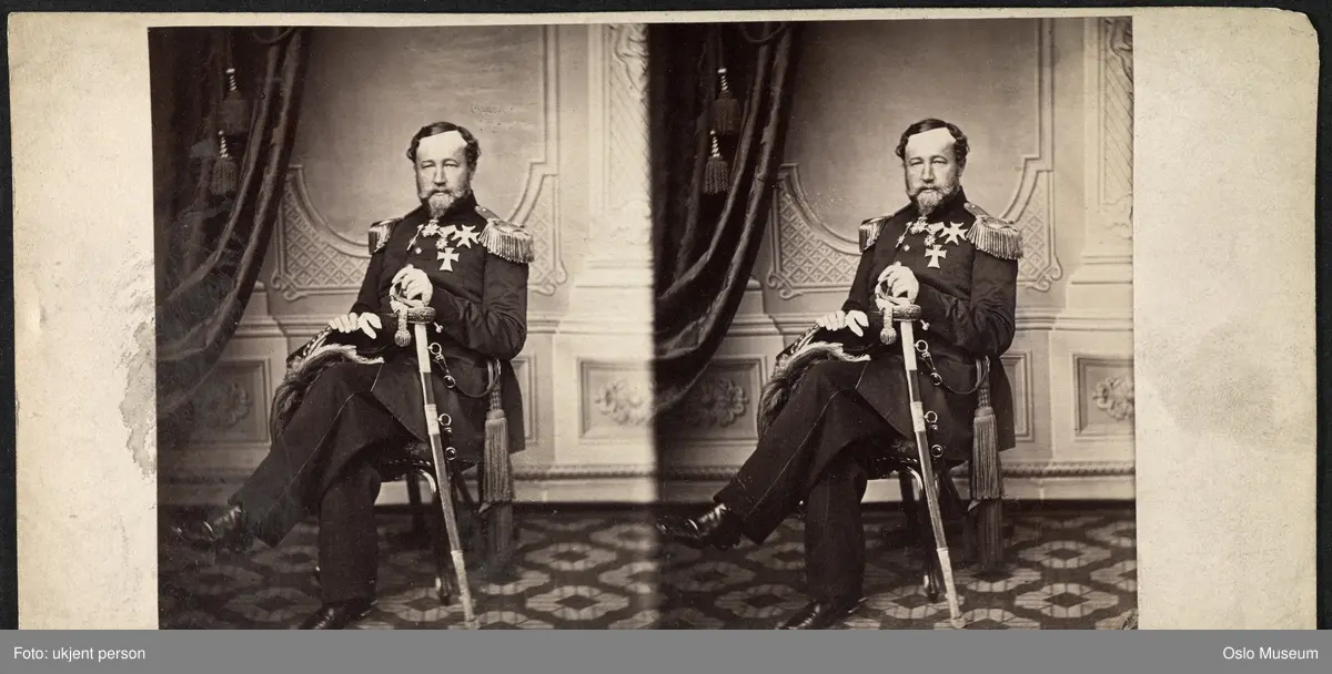 stereofotografi, portrett, mann, offiser, sittende helfigur, uniform, ordener