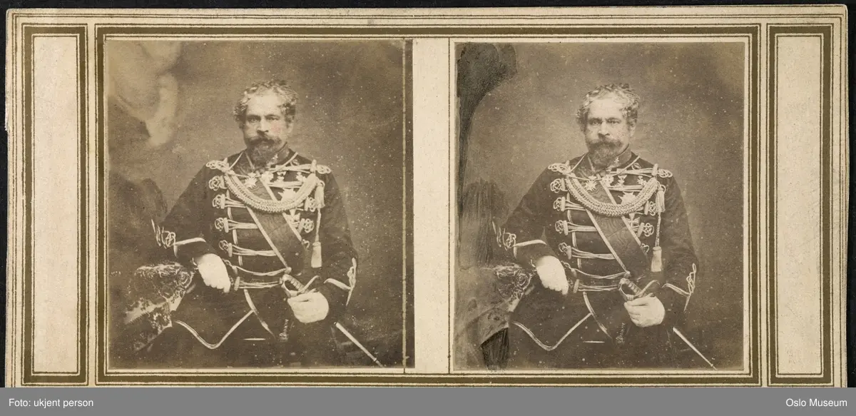 portrett, mann, offiser, hoffsjef, sittende halvfigur, uniform, ordener