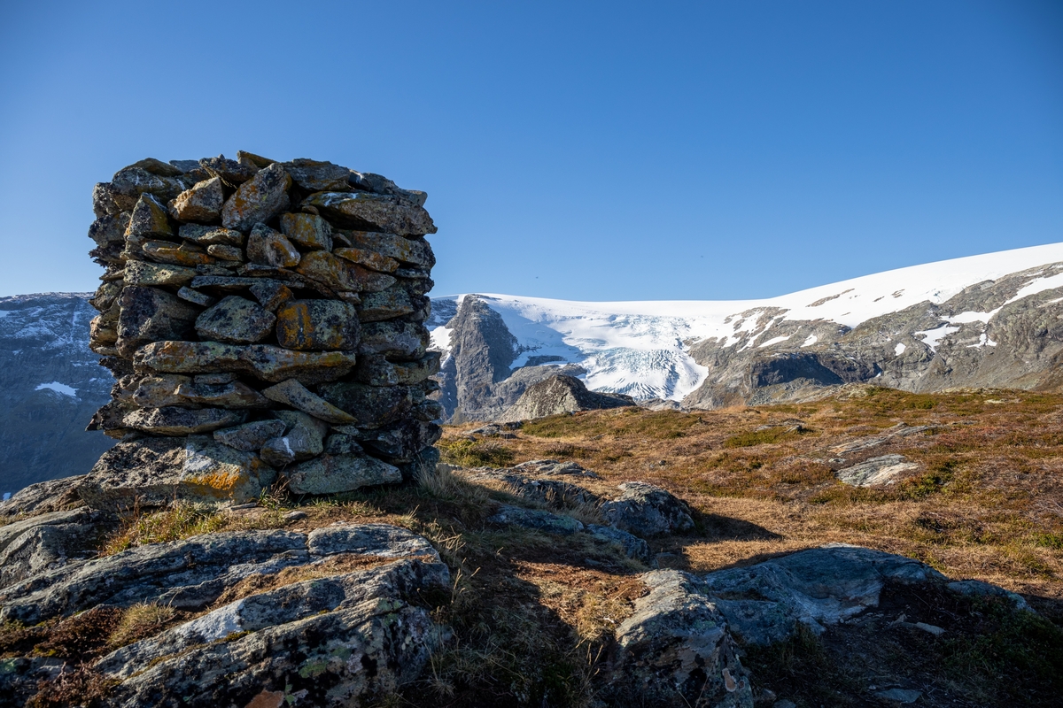 Varden på Hanakamb med Dettebreen og Folgefonna i bakgrunnen.