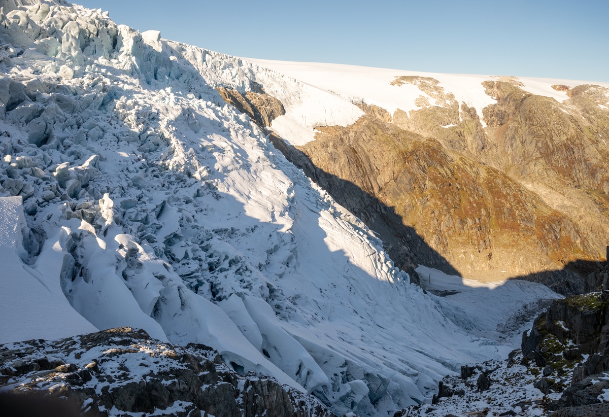 Utsikt mot Folgefonna og Buarbreen frå Reinanuten. Buarbreen bikkar her kanten og går nedover Buardalen.