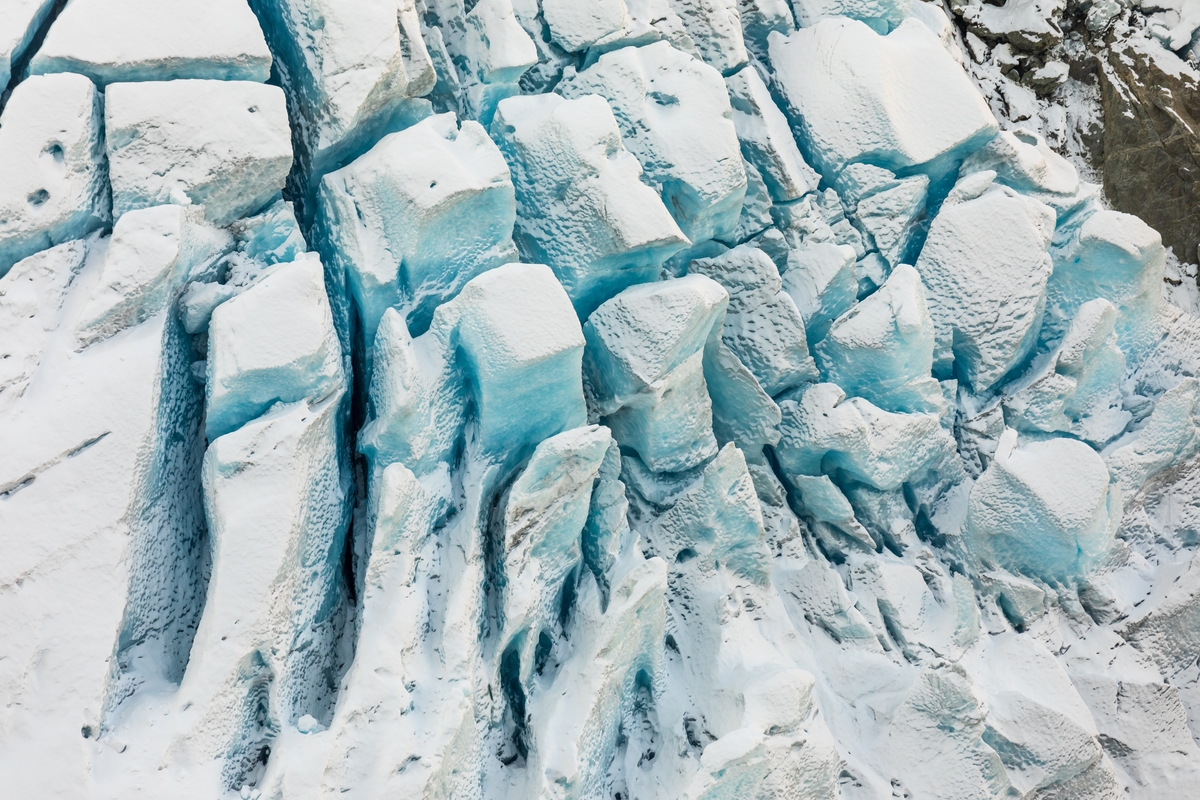 Formasjonar og sprekker i Nedre Buarbreen.