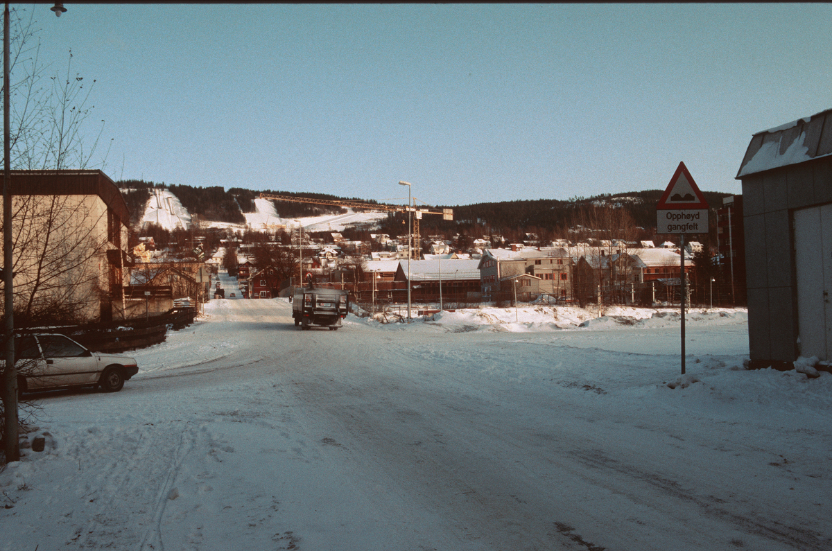 Lillehammer.  Gatekrysset Løkkegata / Olsen Bergs gate / Børresens vei.  Sett mot øst.