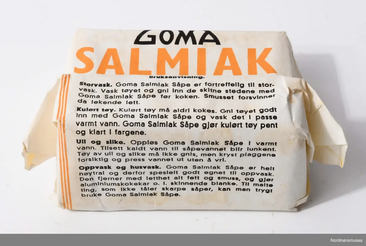 3 deler. a) eske, b) innpakningspapir til såpestykke, c) såpe