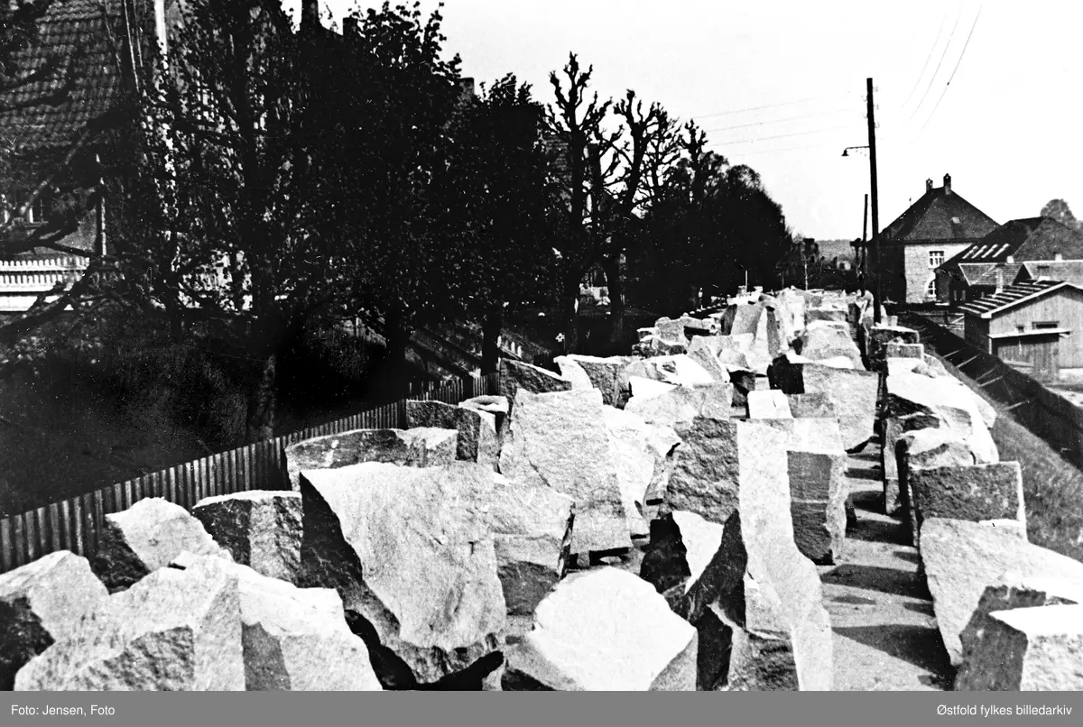 Tyske tanksperringer i Ove Ramms gate på Cicignon, Fredrikstad 1945. Langs Tollbodplassen.
