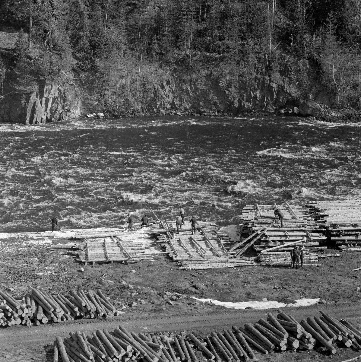 Utislag fra tømmervelter ved Åstavassdraget. Ved Åstholmen i elva Åsta, Vang, Hedmark. Åstdalen. Åstadalen.