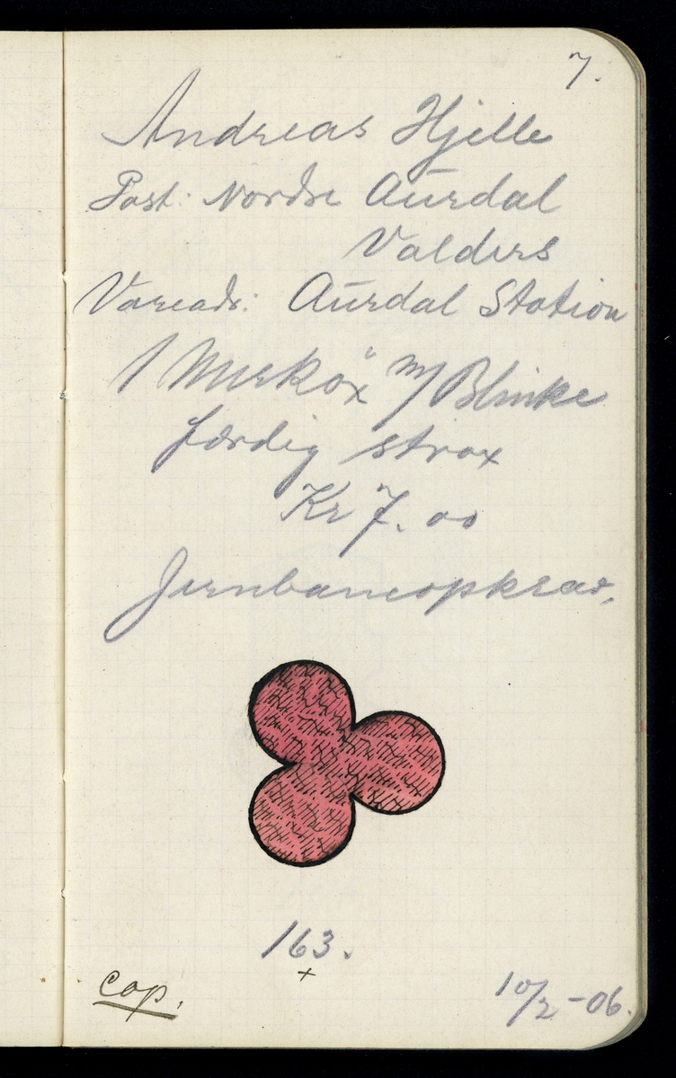 Ei side fra en av merkebøkene etter Ingel Anton Jonsen Olimb (1864-1951). Olimb var født i Jevnaker kommune på Hadeland, der foreldrene drev jord- og skogeiendommen Vestre Olum. Som ung voksen prøvde Ingel Olimb seg som landhandler hjemme på Olum. Dette levebrødet hadda han da han giftet seg med Lise Marie Hansdatter Elnes (1865-1933) fra nabobygda Gran i 1891. Året etter, 28 år gammel, overtok han familieeiendommen, men etter bare fire og et halvt år valgte Olimb å selge den da gjeldstyngede garden. Etter dette flyttet han med familien til Kristiania, hvor han først var kontorist i et snekkerfirma, seinere selger for et maskinfirma. I perioden fra 1904 til 1909 skal Ingel Olimb også ha opptrådt som «agent» (selger) for øksesmeden og rørleggeren Olaf Hansen Finstad (1871-1950), som da bodde på Morstad i Gran på Hadeland. Finstad var en dyktig eggsmed, som blant annet påtok seg den krevende oppgaven det var å levere blinke- og merkeøkser med profilert egg. Når denne eggen ble slått inn i yteveden på et tre som skulle blinkes før hogst eller merkes før fløting til en bestemt kjøper, avsatte øksa en figur, et forsenket relieff. På blinkede trestammer tjente dette relieffet som skogeiers signatur, under merking som tømmerkjøperens adressesymbol. 

Ingel Olimb holdt seg med små bøker der han noterte hvem som hadde bestilt de ulike merkene, som måtte være så ulike hverandre i formen at ingen skogkyndige ville forveksle dem. På denne sida ser vi en skravert rødfaget merkeprofil, samt følgende tekst: 

«Andreas Hjelle  Post: Nordre Aurdal, Valdres  Vareadr.: Aurdal Station  1 Merkeøx m/Bliunker færdig strax  Kr. 7,00  Jernbaneopkrav  10/2-06»

Dette må tolkes som om Andreas Julsen Hjelle (1849-1937) på jord- og skogbrukseiendommen Nordre Hjelle (gnr. 92, bnr. 1) i Nord-Aurdal i Valdres som bestilte ei blinkeøks med denne profilen vinteren 1906. Merket er inntegnet i notisboka som en rødfarget, trebladet rosett med lett skravur.

De fleste av øksekundene Olimb oppnådde bestillinger fra var gardbrukere i den søndre og vestre delen av Kristians amt, daværende Oppland fylke. Bøkene viser imidlertid også at han skaffet Olaf Finstad oppdrag fra Tønsberg, Kristiania, Krøderen, Østfold, Hallingdal og Våler i Solør. I tillegg til blinke- og merkeøkser skal han ha solgt svijernstempler og komponenter til hesteseler for oppdragsgiveren Olaf Finstad.

En av Ingel Olimbs etterkommere avleverte notisbøkene fra merkeøkssalget til Norsk skogmuseum i 2020. Materialet er registrert som et lite privatarkiv ved museet. Registeret finnes på nettstedet «Arkivportalen».


Christians tekst:
Eksempler på hvordan Blinkeøks bestillinger kunne se ut. Her ser hva som er viktig å få med seg som navn, merke til merkesiden av øksen og hvor øksen skal sendes til

Ingel Olimb er en handelsagent som samlet inn bestillinger for Smeden Olaf Finstad i perioden 1904-1909. Finstad og Olimb holdt til i området som i dag er gamle Oppland. Finstad tok inn bestillinger fra områder sentralt i oppland, ned til Tønsberg, Oslo, Krøderen, Østfold, Hallingdal og helt ned til Våler i Solør. Olimb tokk inn forskjellige bestillinger alt fra jernmerker, svimerker og høvrer, men det som ble mest bestilt var Blinkeøkser og Merkeøkser. Det var mest skogeiere som bestilte Blinkeøkser siden de øksene hadde en øksegg på seg for å fjerne barken på treet før de slo inn merket sitt med baksiden av blinkeøksen der deres personlige merke var