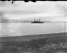 Kanonbåten HMS Svensksund vid Spetsbergen, fotograferad från en strand.