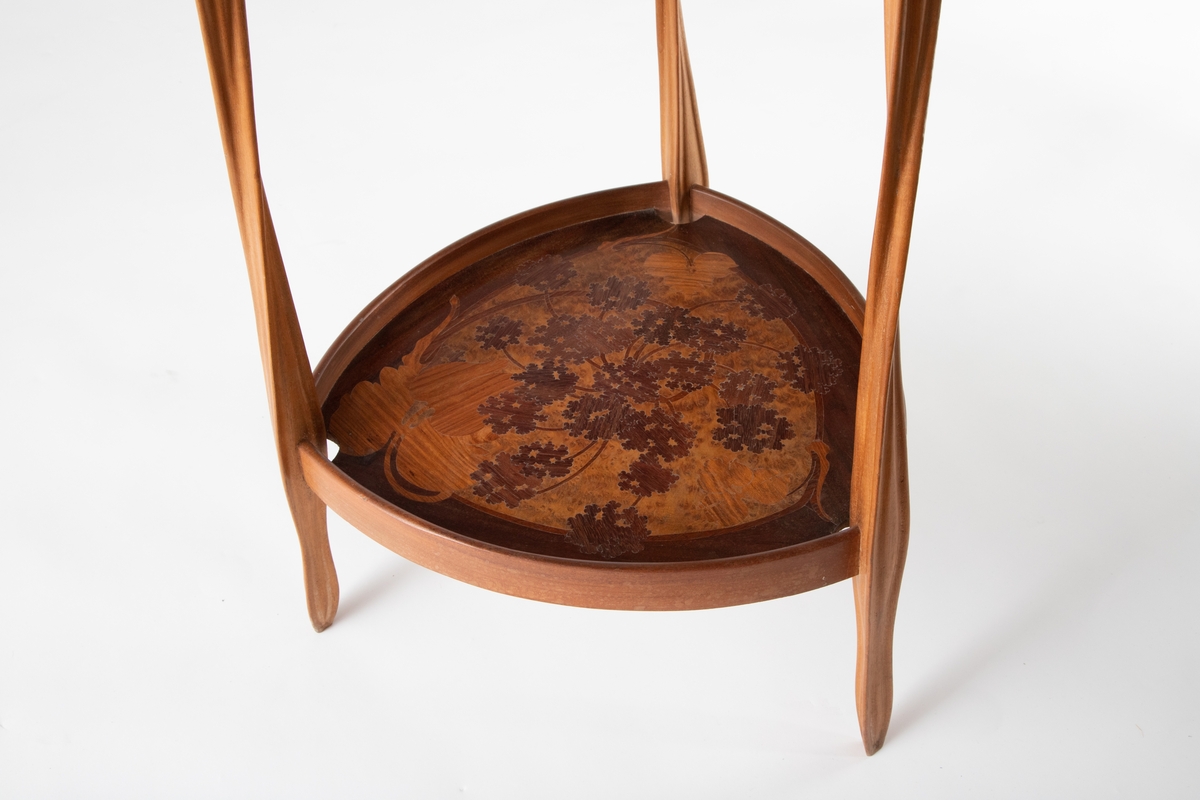 Intarsia med blomstermotiver. Den øverste platen er dekorert med en "ombelle" (fr. skjermblomst).