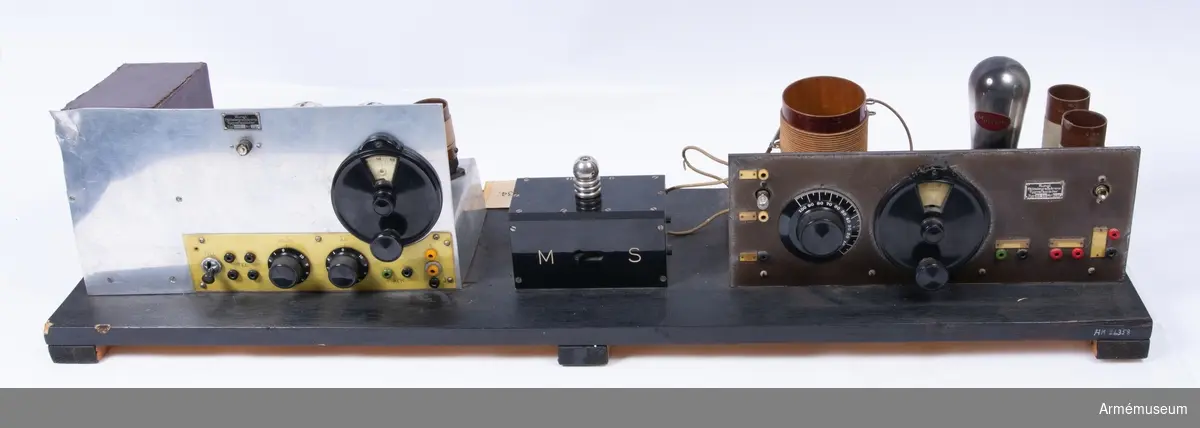 Grupp H II.
Landstormsradiostation m/1934 30 W Ft Cfb.
Stämplad under: Stockholms Signalbefälsförening ordföranden.
Tillbehören är två avstämningsspolar, två olika elektronrör, en hörtelefon, sladdar till batteri och anslutning, en nitsladd, en likriktare, en sändarapparat, en telegrafnyckel och enmottagnings-/sändningsomkopplare.