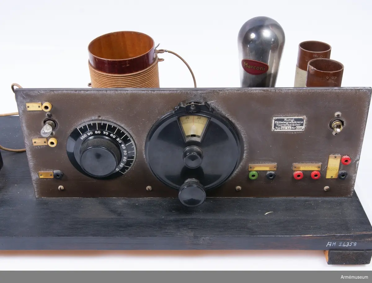 Grupp H II.
Landstormsradiostation m/1934 30 W Ft Cfb.
Stämplad under: Stockholms Signalbefälsförening ordföranden.
Tillbehören är två avstämningsspolar, två olika elektronrör, en hörtelefon, sladdar till batteri och anslutning, en nitsladd, en likriktare, en sändarapparat, en telegrafnyckel och enmottagnings-/sändningsomkopplare.