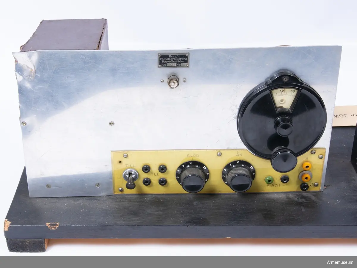 Grupp H II.
Landstormsradiostation m/1934 30 W Ft Cfb.
Stämplad under: Stockholms Signalbefälsförening ordföranden.
Tillbehören är två avstämningsspolar, två olika elektronrör, en hörtelefon, sladdar till batteri och anslutning, en nitsladd, en likriktare, en sändarapparat, en telegrafnyckel och enmottagnings-/sändningsomkopplare.
