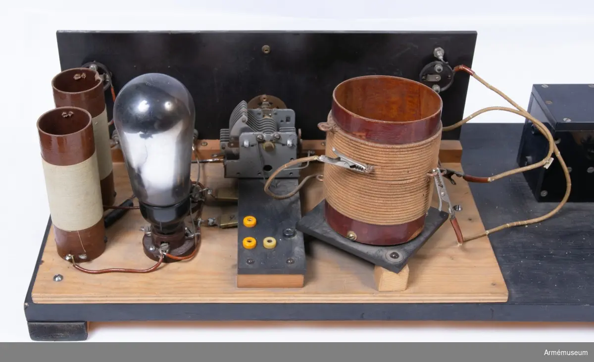 Grupp H II.
Landstormsradiostation m/1934 30 W Ft Cfb.
Stämplad under: Stockholms Signalbefälsförening ordföranden.
Tillbehören är två avstämningsspolar, två olika elektronrör, en hörtelefon, sladdar till batteri och anslutning, en nitsladd, en likriktare, en sändarapparat, en telegrafnyckel och enmottagnings-/sändningsomkopplare.