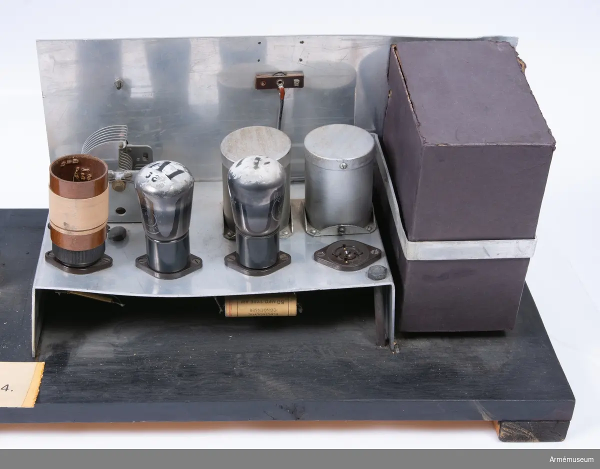 Grupp H II.
Landstormsradiostation m/1934 30 W Ft Cfb.
Stämplad under: Stockholms Signalbefälsförening ordföranden.
Tillbehören är två avstämningsspolar, två olika elektronrör, en hörtelefon, sladdar till batteri och anslutning, en nitsladd, en likriktare, en sändarapparat, en telegrafnyckel och enmottagnings-/sändningsomkopplare.