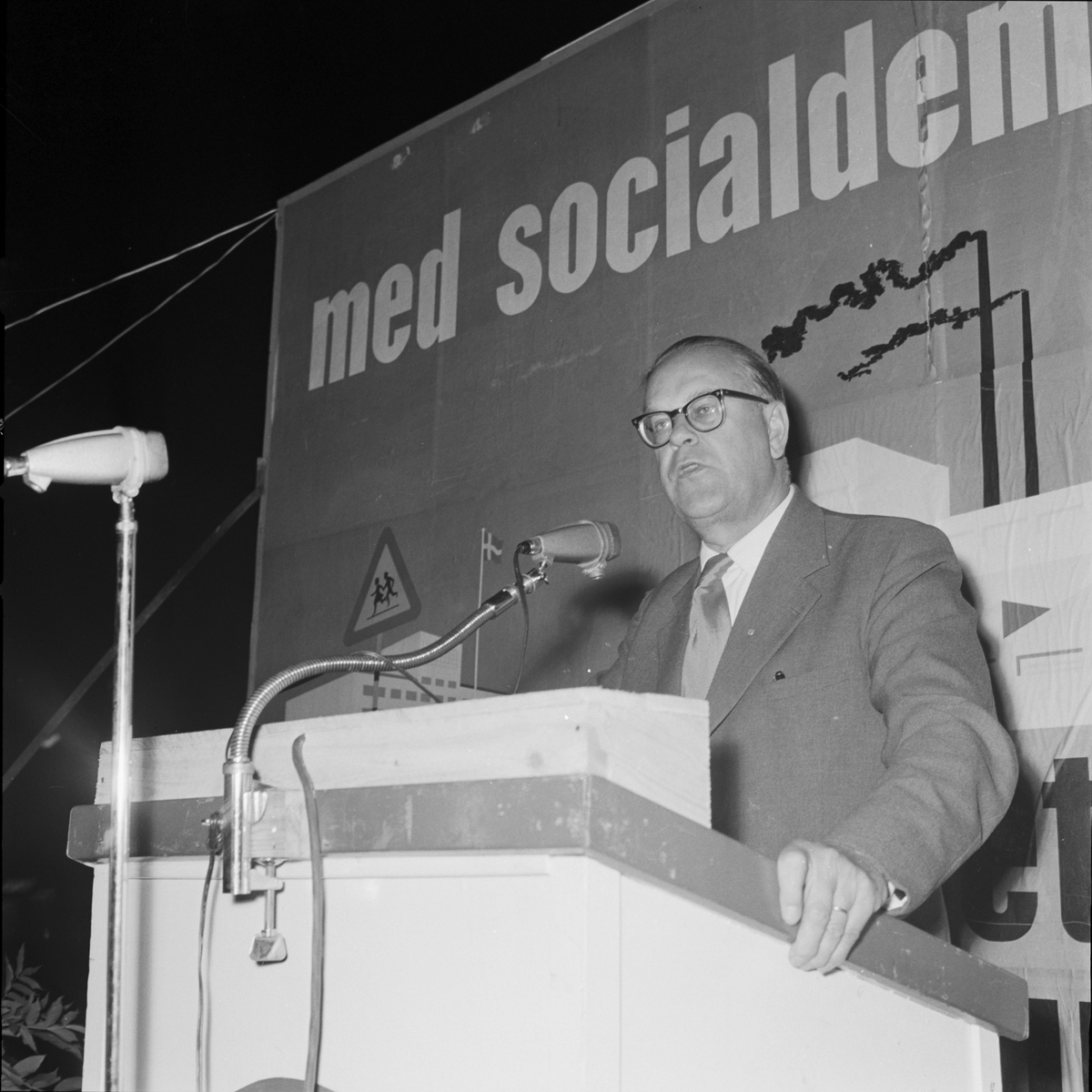 Statsminister Tage Erlander talar på Vaksala torg, Uppsala 1958