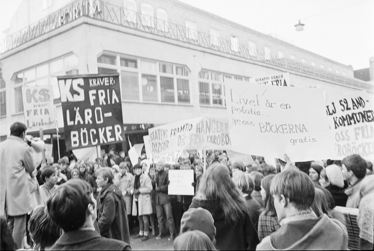 Skolungdomar demonstrerar för fria läroböcker, Kungsängsgatan, Uppsala 1968