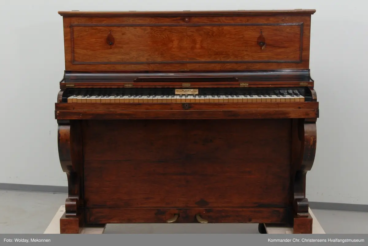Piano i empire stil med buede føtter.