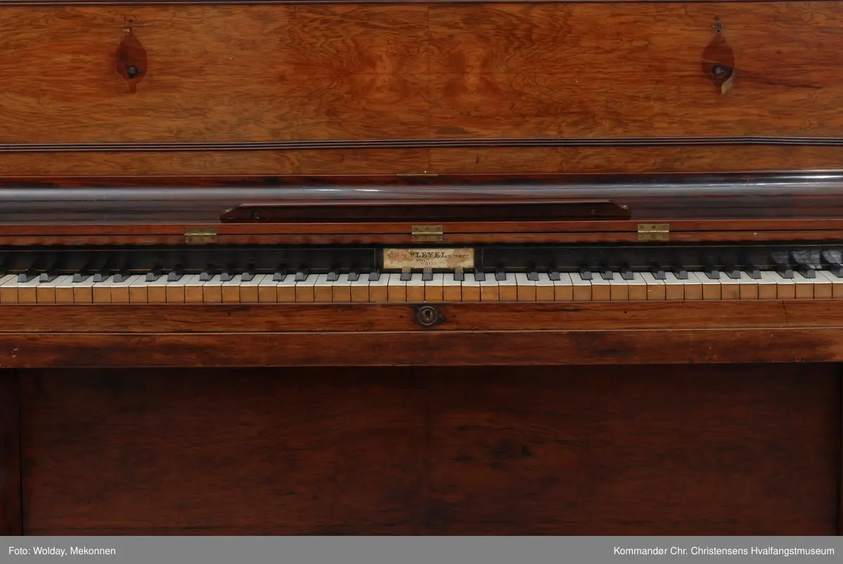 Piano i empire stil med buede føtter.