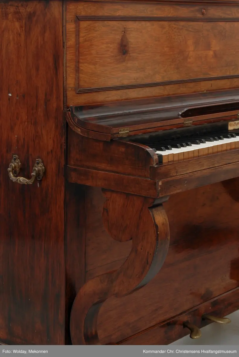 Piano i empire stil med buede føtter.