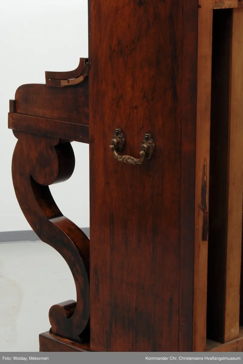 Piano i empire stil med buede føtter.